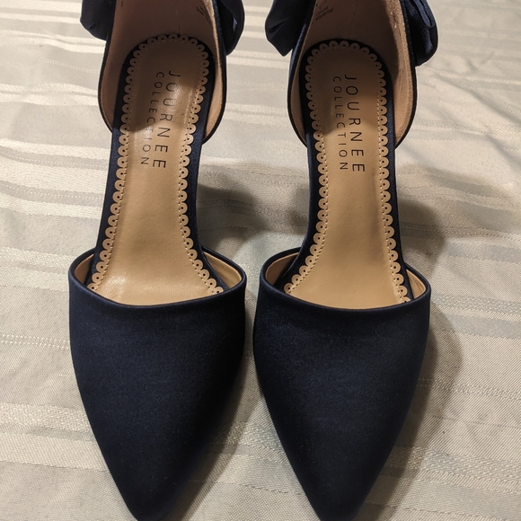 Tanzi Pump from Journee Collection - Picture 6 of 7